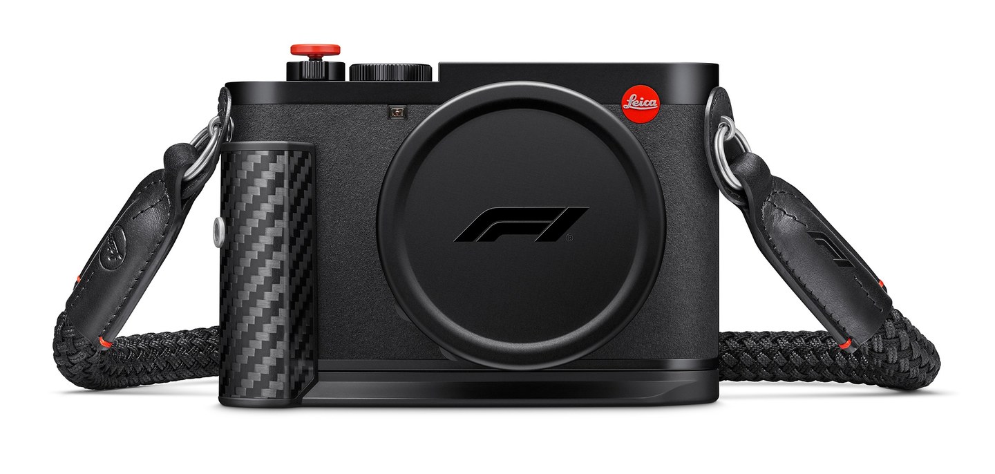 Leica Q3 43 Formula 1 特別版正面產品照，碳纖維手柄與 F1 鏡頭蓋