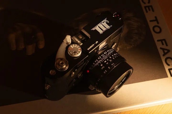 Leica MP 金沙十週年限量版,頂蓋刻有金沙地標