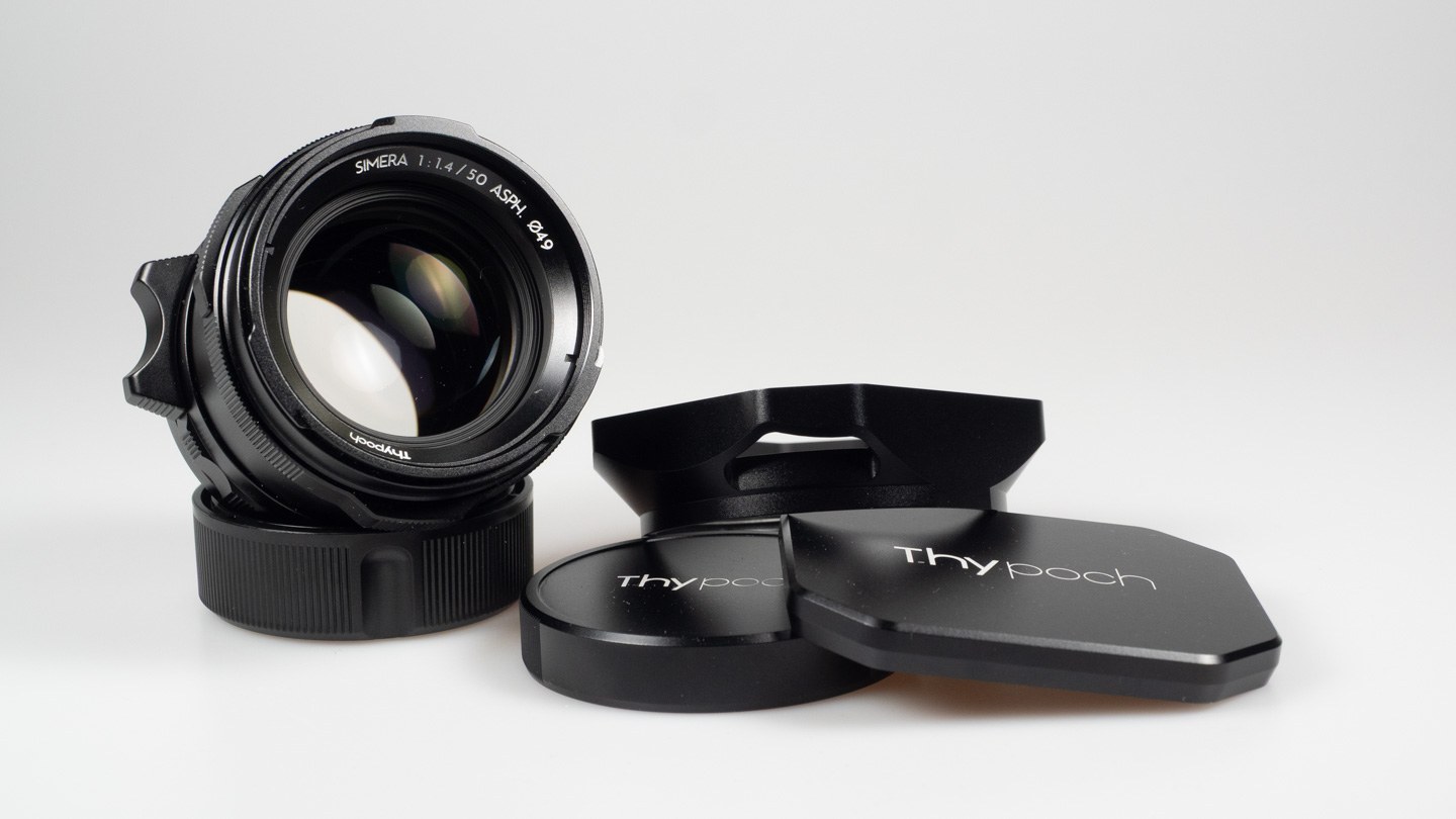 Thypoch Simera 50mm f/1.4 鏡頭本體與前後蓋產品照